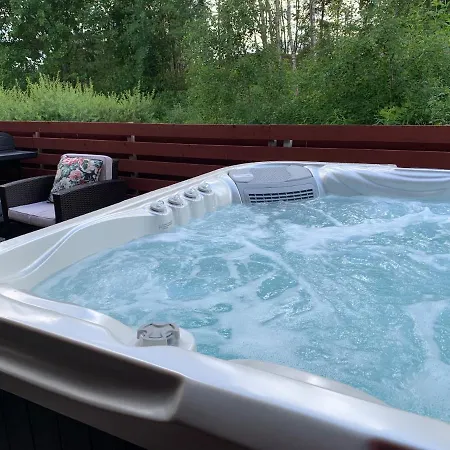 Pieni Lomahuoneisto Ja Ulkoporeallas Appartamento Mynamaki